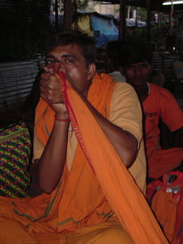 indiano che fuma la pipa, India